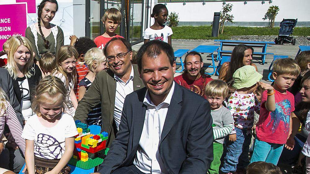Landesrat Michael Schickhofer mit Kindern