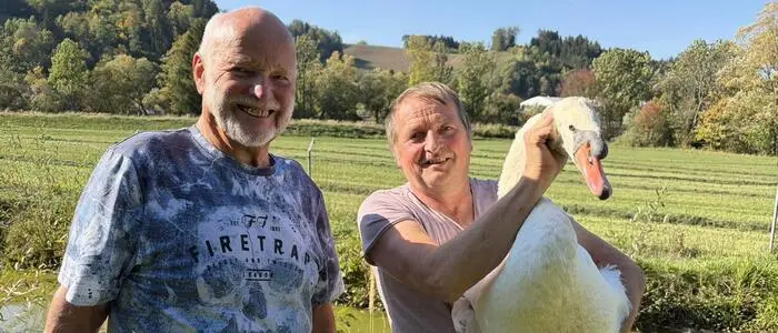 Richard Moizi und Robert Dohr mit „Burli“, für den sie einen eigenen Teich gebaut haben