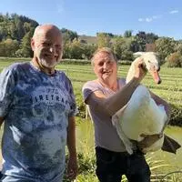 Richard Moizi und Robert Dohr mit „Burli“, für den sie einen eigenen Teich gebaut haben