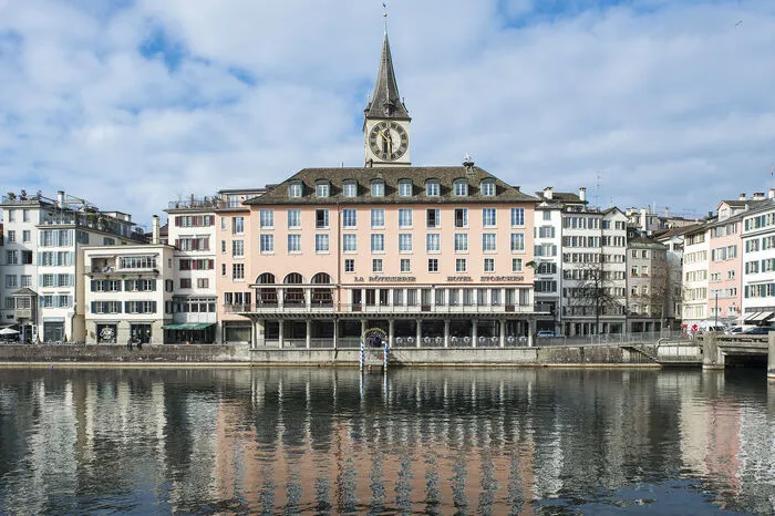 Auch das Hotel Storchen in Zürich (Schweiz) ...