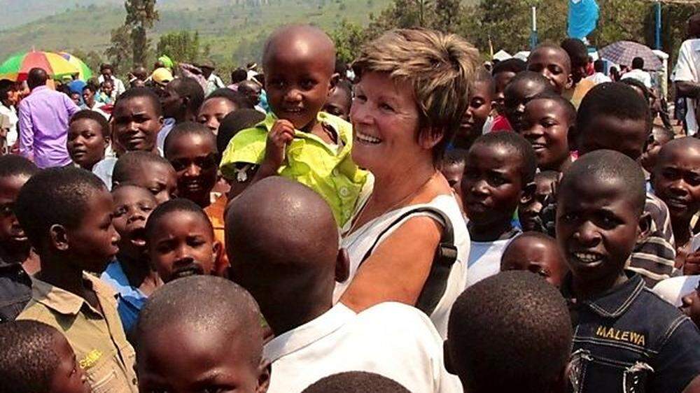 Ein Mal jährlich besucht Traude Schröttner ihre Projekte in Ruanda und kehrt von jeder Reise mit einem „Feuer“ zurück 