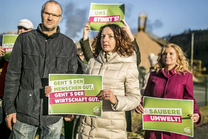 „Wir haben genug von der Stinkerei. Wir sind hier, weil uns die Bevölkerung immer wieder gebeten hat, endlich etwas zu tun. Und das tun wir jetzt. Wir fordern mehr Kontrollen und Konsequenz und einen Notfallplan für Störfälle“, bringt es Susanne Dohr, Bezirksvertreterin der Grünen, auf den Punkt.
