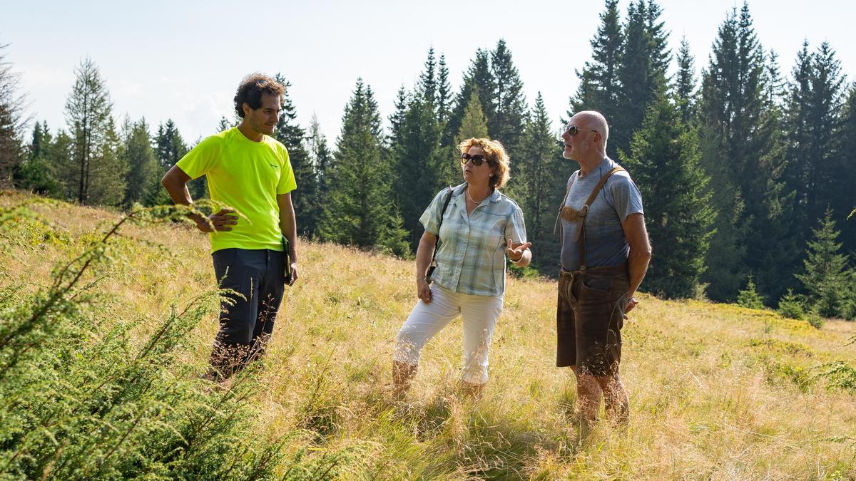 Landesrätin Ursula Lackner bei einem Lokalaugenschein auf einer Almfläche am Kraubatheck