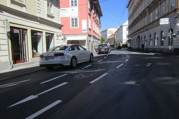 Das Problem: Fährt man von der Belgiergasse kommend mit dem Rad Richtung Griesplatz, steht man dort wieder an. Wann der große Griesplatz-Umbau kommt, ist derzeit offen.