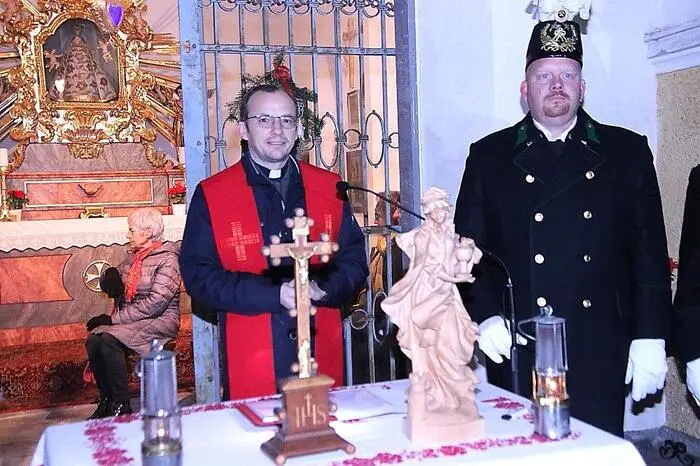Die Feier begann mit einer Andacht bei der Gradener Kapelle, die Vikar Ioan Ioja gestaltete und von der Bergkapelle musikalisch umrahmt wurde.