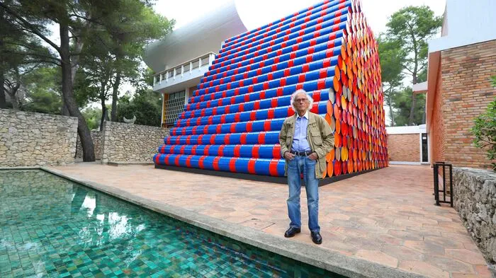 Christo im Jahr 2016 in Saint-Paul-de-Vence in Südfrankreich, wo er eine Mastaba aus Ölfäsern aufbaute. Die Maße: 9 Meter hoch, 17 Meter lang und 9 Meter breit. Die Mastaba war sein letztes großes Projekt.