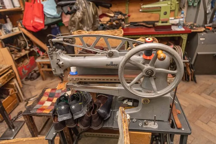 Näh- bzw. Reparaturmaschine flickt jeden Schuh