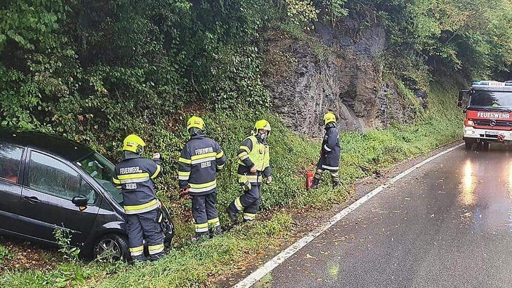 Die Freiwillige Feuerwehr Krems musste den verunfallten Pkw bergen