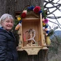 Maria Murgg mit dem Marterl bei ihrem Bauernhof vulgo Zwiesler 