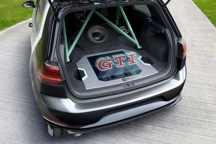 Hier arbeitet ein Holografie-Modul, an dem die Innovationsentwicklung der Volkswagen Group Components über Monate feilte. Jetzt kann man das High-End-Soundsystem des Showfahrzeugs über ein intuitiv bedienbares Hologramm steuern – eine Weltpremiere nicht nur am Wörthersee.