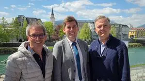 Enixi-Gründer Matthias Nadrag mit den Investoren Peter Schicho und Roderik van Kessenich auf der Voco-Terrasse in Villach | Enixi-Gründer Matthias Nadrag (Mitte) mit den Investoren Peter Schicho (links) und Roderik van Kessenich auf der Voco-Terrasse in Villach