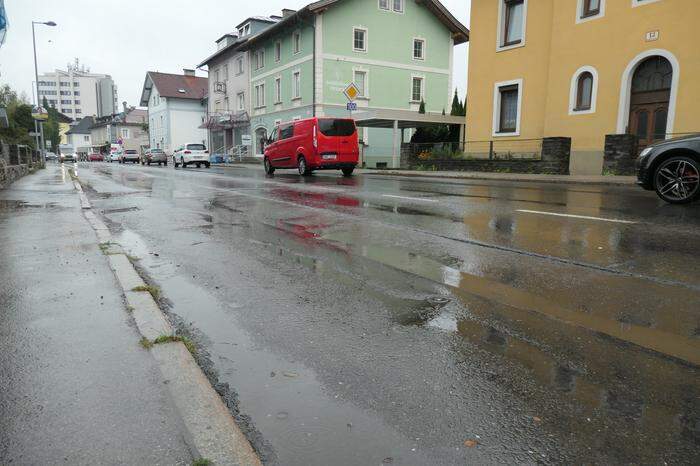 Der Straßenbelag der B 100 muss auf Teilstücken in Lienz erneuert werden