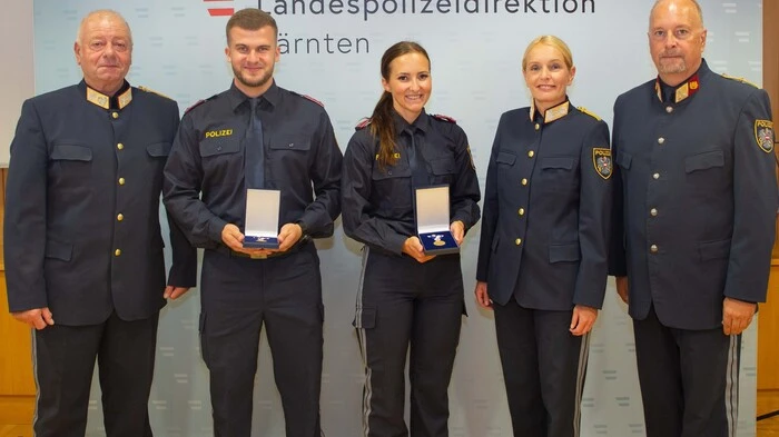 Lukas Huber und Vanessa Ortner (2. und 3. von links) erhielten von Generalmajor Wolfgang Rauchegger (ganz links), Oberst Erich Londer und Landespolizeidirektorin Michaela Kohlweiß das "Anerkennungszeichen"