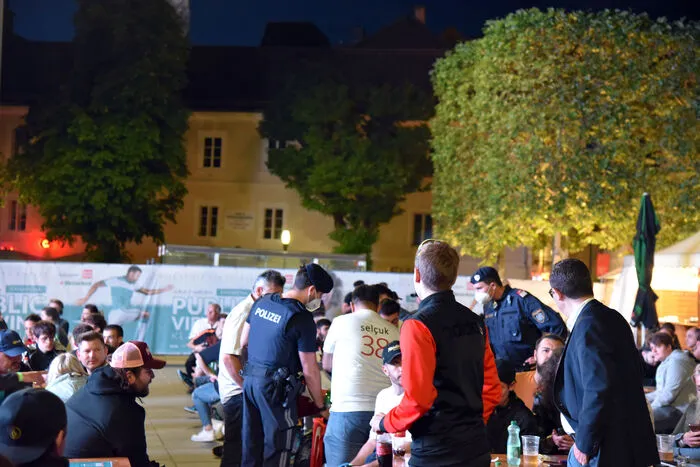 . . . am Tisch der Türkei-Fans wurden in den Handys fieberhaft Informationen gesucht, vermutlich ging es um die 3 G . . .
