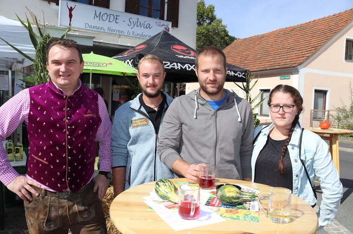 Die beiden Organisatoren Mario Hammer und Philipp Luckerbauer präsentierten ein vielfältiges Programm mit zünftiger Volksmusik, regionalen Köstlichkeiten und Vorführungen alter Handwerkstechniken. 