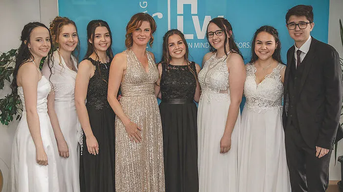 Mariane Eder, Tamara Müller, Jessica Preumel, HLW-Direktorin Elke Millonig, Bianca Egger, Christiane Madritsch, Laura Flaschberger und Julian Krones