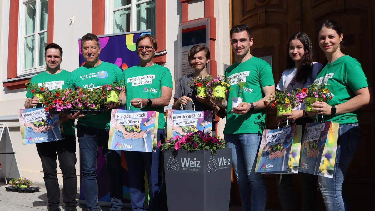 Robert Keglevic (Umweltbüro Weiz), Gerald Egger (Abteilungsleiter Wirtschaftshof), Bürgermeister Erwin Eggenreich, Ennio Resnik, Lorenz Oswald, Rebekka Haidenbauer (Gymansium Weiz) und Bettina Posch (Stadtkommunikation Weiz)