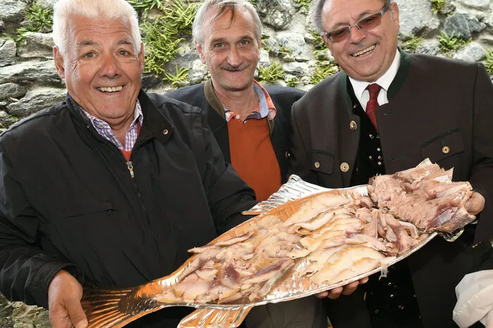 Da läuft einem das Wasser im Mund zusammen: Feine Stücke vom geräucherten Hecht, Schleien und Karpfen, dazu Preiselbeersahne.