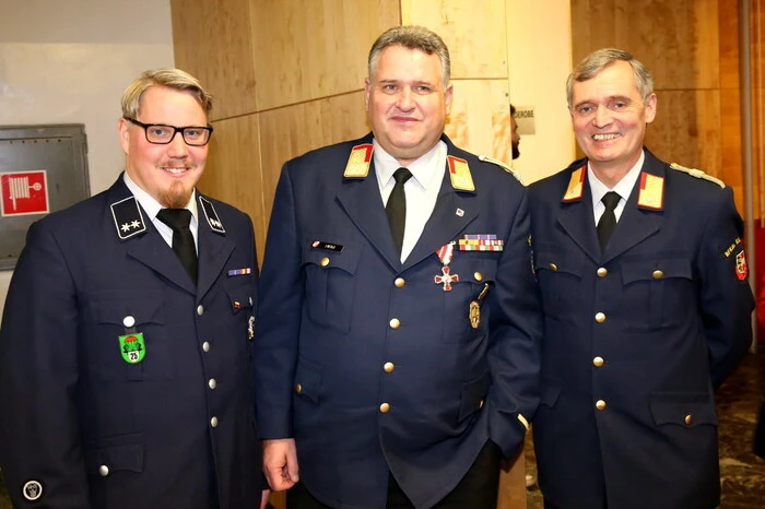 FF-Kommandant Hans Delsnig (rechts) und Kameradschaftsführer Patrick Weitensfelder (links) konnten am Ball unter anderem Landesfeuerwehrkommandant-Stellvertreter Dietmar Hirm (Mitte) willkommen heißen. 