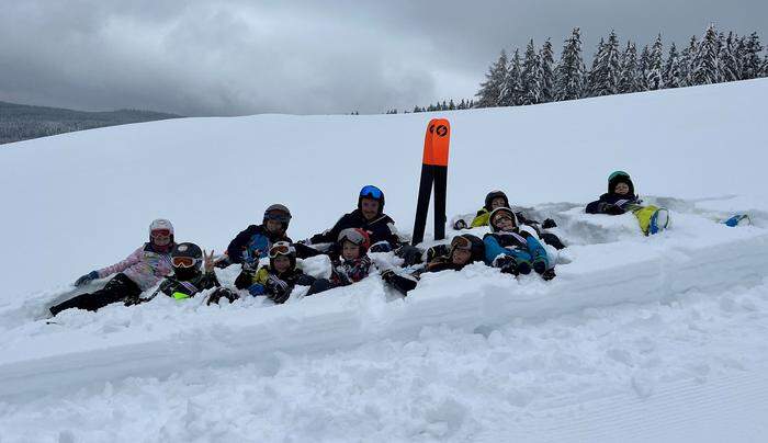 René Sabathy mit den Kindern seines Skikurses in Modriach (Gemeinde Edelschrott)