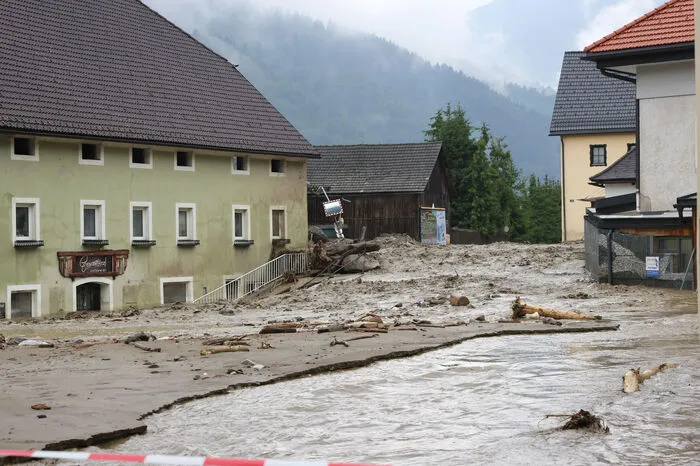 Das „Genussplatzl“, vormals Unterwirt, in Treffen nach dem Unwetter ...