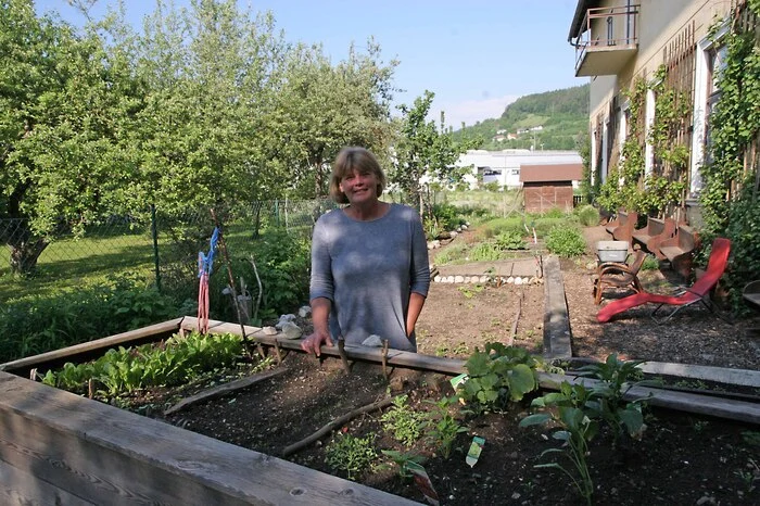 Leiterin Karin Daniel vor einem der Hochbeete im Gemüsegarten, die gemeinsam bearbeitet werden und auch für das gemeinsame Kochen mittwochs abgeerntet werden.