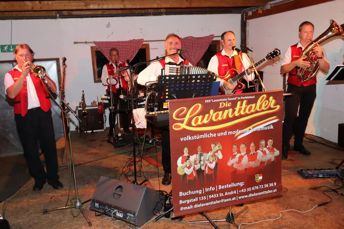 Musikalisch sorgten „Die Lavanttaler“ für Stimmung und guter Tanzlaune am Parkett. Auch die „Glanegger LuckyLineDancers“ zeigten mit einer Linedance Einlage ihr Können.