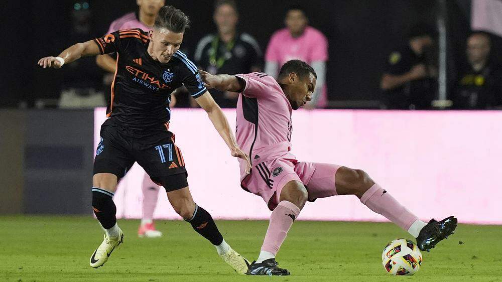Hannes Wolf (links) im Spiel gegen Inter Miami | Inter Miami midfielder Yannick Bright, right, attempts to pass the ball as New York City FC midfielder Hannes Wolf (17) defends during the second half of an MLS soccer match, Saturday, March 30, 2024, in Fort Lauderdale, Fla. (AP Photo/Marta Lavandier)