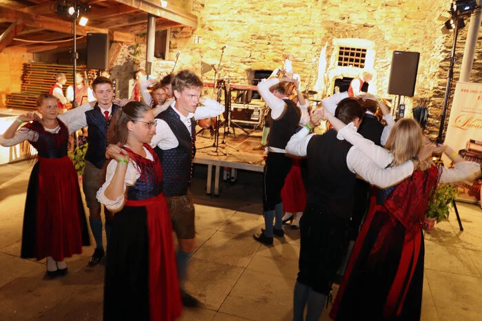 Die Landjugend Brückel beim Auftanzen mit Obmann Alex Krall, Leiterin-Stvr. Verena Reinisch und Manuel Reinisch an der Steirischen Harmonika.