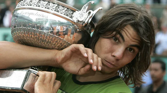 Als erster Spieler seit Mats Wilander im Jahr 1982 konnte Rafael Nadal gleich bei seinem Debüt in Paris gewinnen. Der 19-Jährige besiegte im Finale den Argentinier Mariano Puerta 6:7, 6:3, 6:1, 7:5.