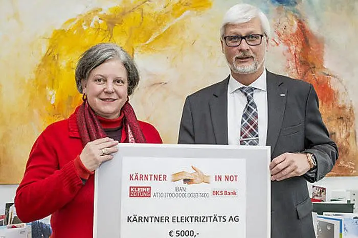 Manfred Freitag (Kelag-Vorstand) übergibt die Spende von 5000 Euro an Suanne Koschier