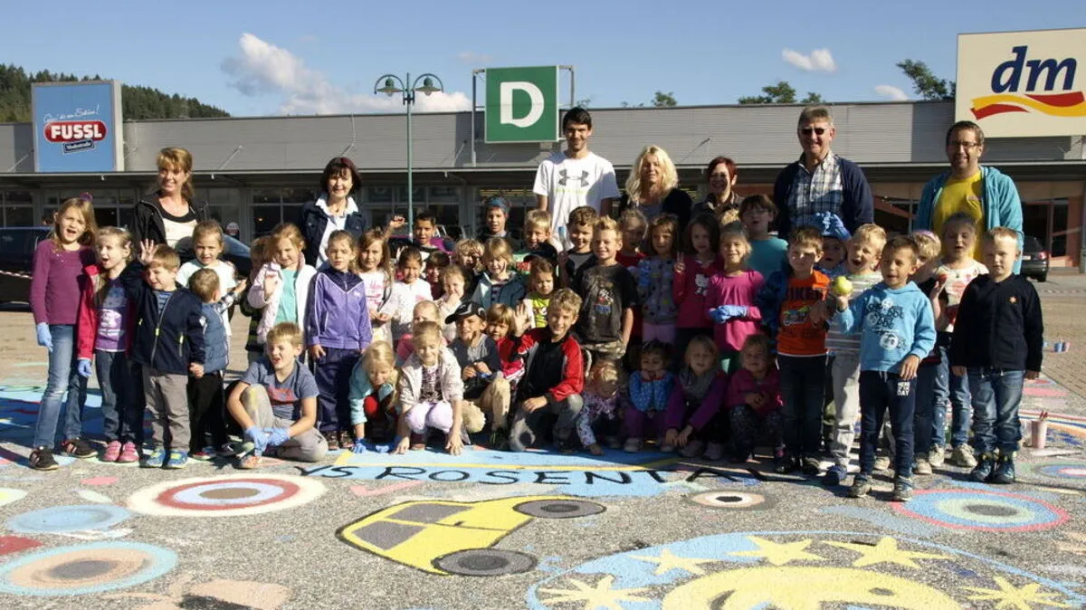 Kinder der Kindergartens und der Volksschule Rosental bemalten die Straße 