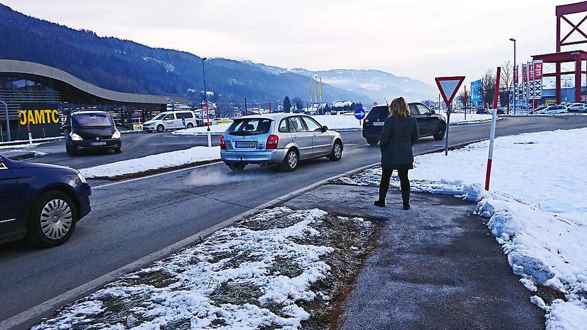 Vorsicht ist bei der Überquerung der B 100 geboten. Der  Fußgängerübergang ist nicht gesichert