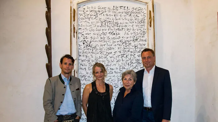 Ivy Kollman (2. v. r.) bei der Vernissage