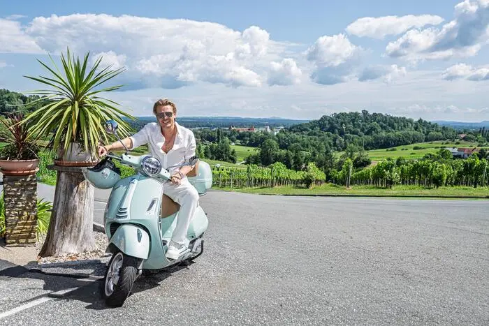 Mit seiner Vespa fährt Adi Weiss seit ein paar Jahren durch die Weinberge