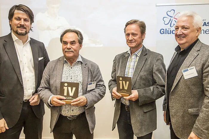 Kulterer, Franz Krupka, Peter Bodner und Dörflinger (von links) - Krupka war jahrelang Lehrlingsausbildner der Treibacher Industrie AG, Bodner Leiter der Lehrlingsschule der Kelag. Sie wurden für ihre Verdienste um die Ausbildung in der Industriellenvereinigung geehrt.
