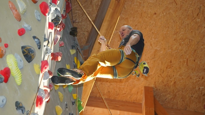 In der Kletterhalle Mühldorf wurde zugunsten von "Kärntner in Not" ein Charity-Klettern veranstaltet. Pro Meter spendete die Gemeinde einen Euro, dazu kamen noch private Spenden.