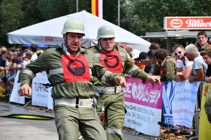 Im Zuge des kurzen Schauers wurden zwar die Absperrungen erneut umgeworfen, doch bereits um 13.30 Uhr hatte der Spuk wieder ein Ende. Die Bewerbe konnten fortgesetzt werden.