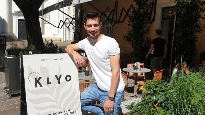 Hausherr Manfred Pschaid vor dem Grazer "Klyo".