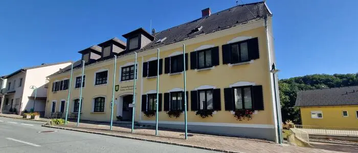 Für das alte Amtsgebäude in Neuhaus am Klausenbach, in dem sich auch neun Wohnungen befinden, wird dringend ein Käufer gesucht