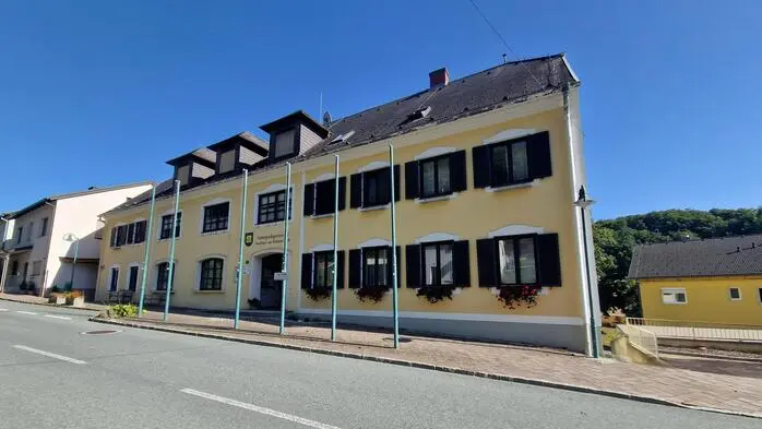 Für das alte Amtsgebäude in Neuhaus am Klausenbach, in dem sich auch neun Wohnungen befinden, wird dringend ein Käufer gesucht