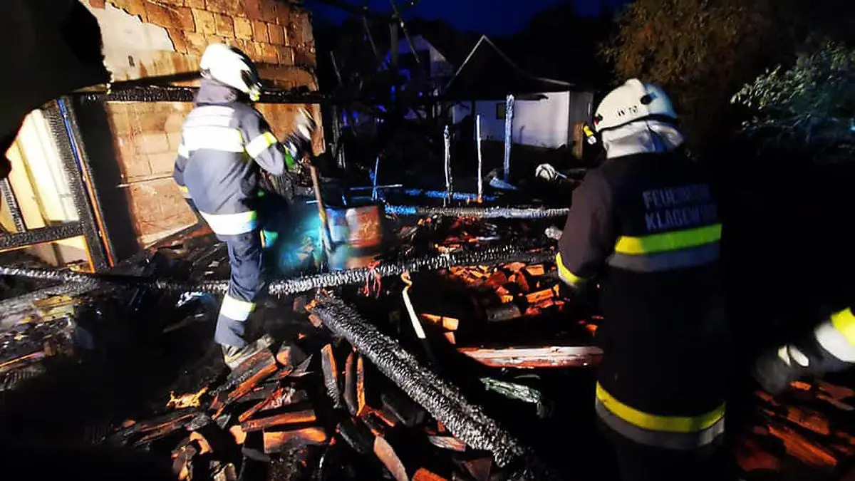 Die Feuerwehren kämpften stundelang um das Wohnhaus zu retten