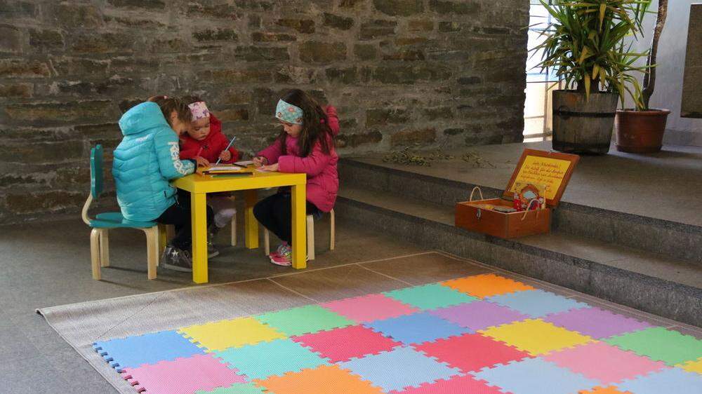 In der Pfarre Heilige Familie können Kinder während dem Gottesdienst nun Spielen und Malen	