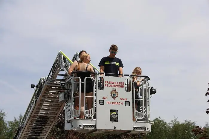 Neben Gesichtsbemalung, Dosenwerfen oder einem Plastikschwertkampf konnten die Besucher auch mit einer Drehleiter der Feuerwehr den Festplatz von luftiger Höhe aus betrachten