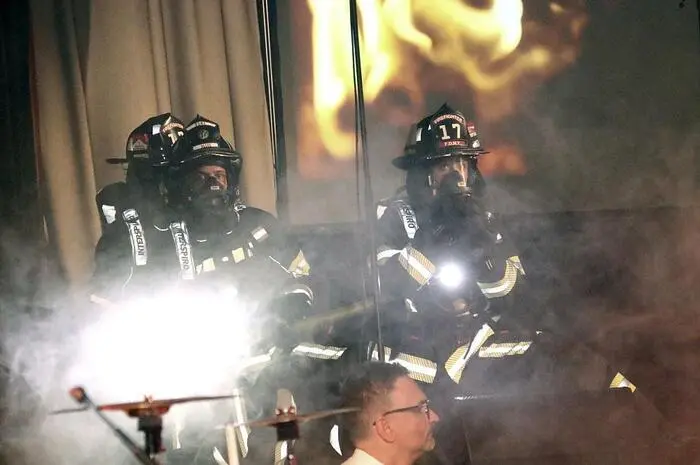 Als besondere Überraschung kamen zur Melodie des Filmes „Backdraft“ drei Mitglieder der Feuerwehr Bärnbach in voller Ausrüstung und mit Atemschutzgeräten auf die vernebelte Bühne, um eine Bergung durchzuführen.