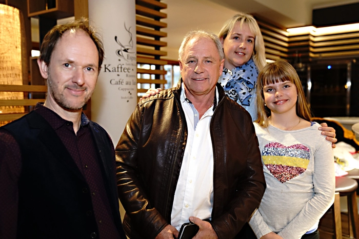 Moderator Christian Hölbling mit Familie Rauter aus Spittal