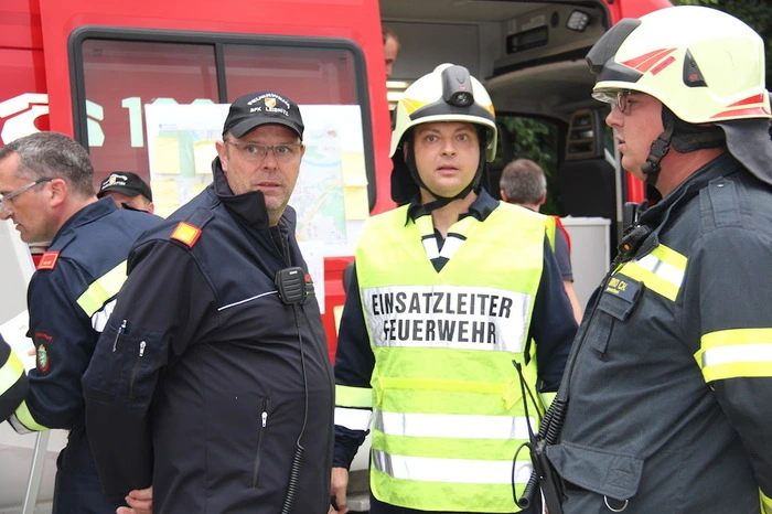 Die TAG und der Brandschutzbeauftragte dankten nach Abschluss der Übung den rund 100 Feuerwehrleuten, die zur Übung mit insgesamt 17 Fahrzeugen ausgerückt waren, für ihr Engagement und ihre Einsatzbereitschaft.