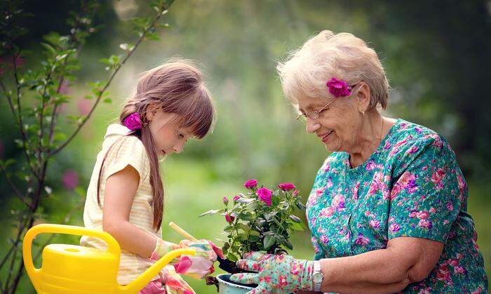 Regelmäßiger Kontakt zwischen Kindern und Senioren bereichert nicht nur den Alltag, sondern führt auch zu neuem gegenseitigen Verständnis