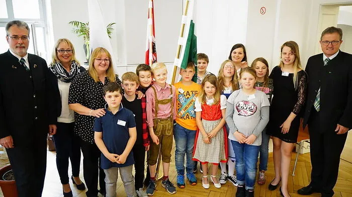 Der Wieser Kindergemeinderat mit Bezirkshauptmann Helmut-Theobald Müller und Bürgermeister Josef Waltl