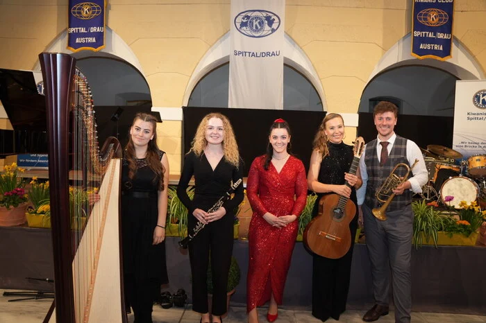 Helena Fleissner (Harfe), Sophia Walcher (Klarinette), Nikita Mataln (Gesang), Julia Malischnig (Gitarre), Peter Kosz (Trompete)